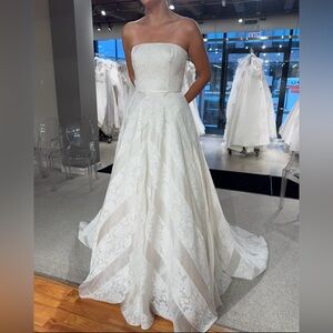 Wedding dress: Carolina Herrera Hudson